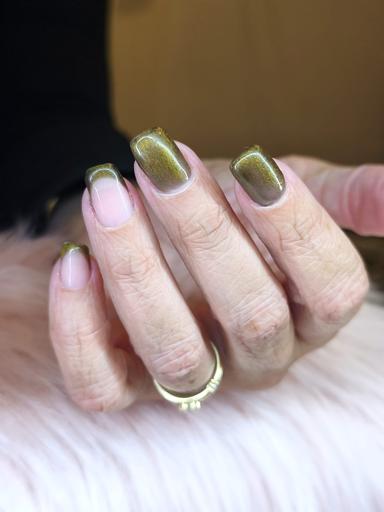 Cat eye gellak in goudgroen met french tips – Sliedrecht