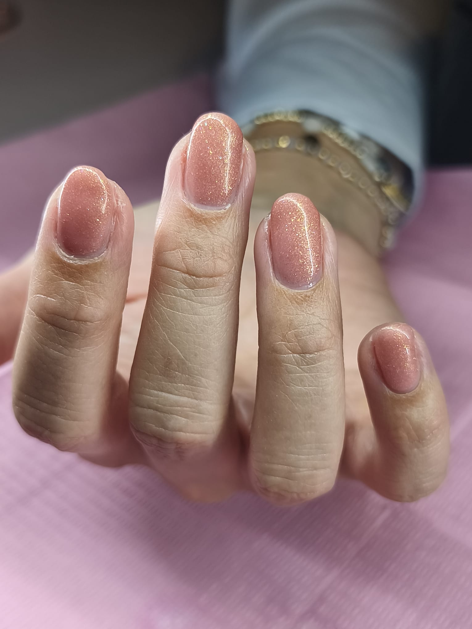 Roze gellak met gouden glitterglans – BIAB nagels Sliedrecht
